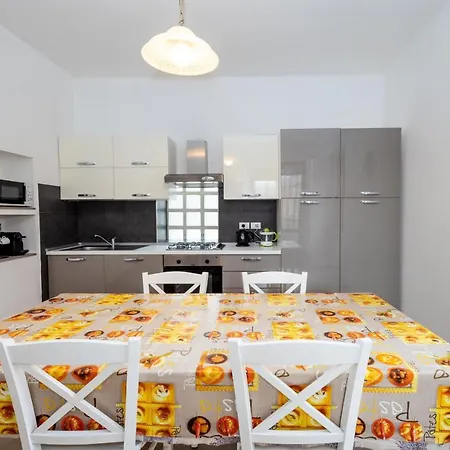 Appartamento Casa Romeo Con Posto Auto Finale Ligure